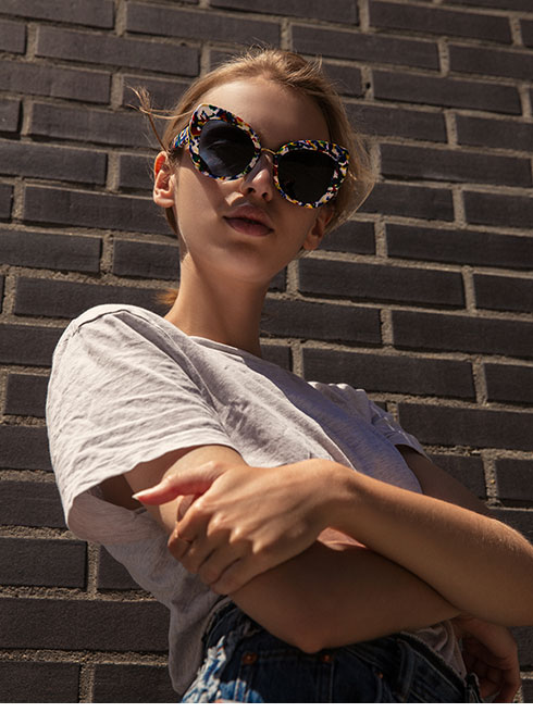 Dámske oversized Dolce&Gabbana slnečné okuliare s farebným rámom a modrými sklami. 